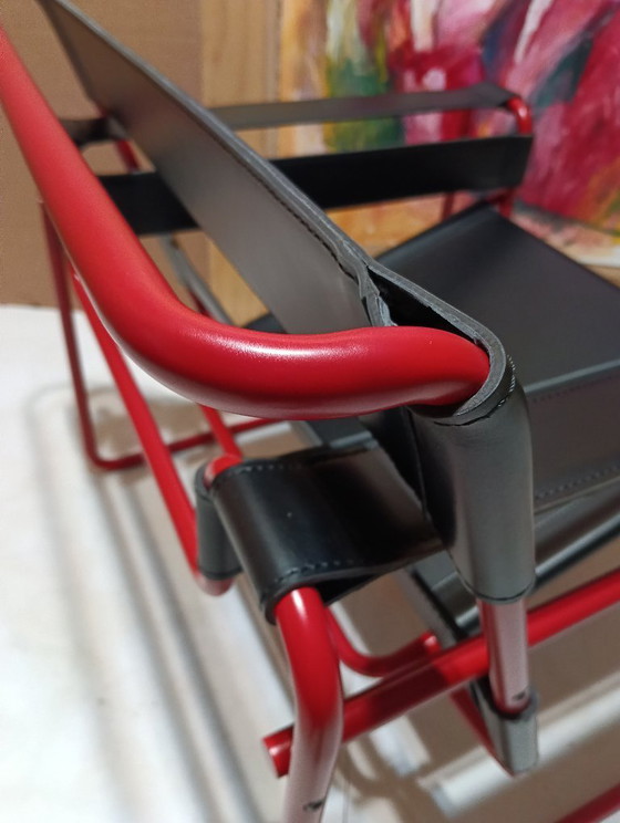 Image 1 of Bolso Knoll Wassily B3 rojo mate, nuevo-usado, en piel negra, de Marcel Breuer.