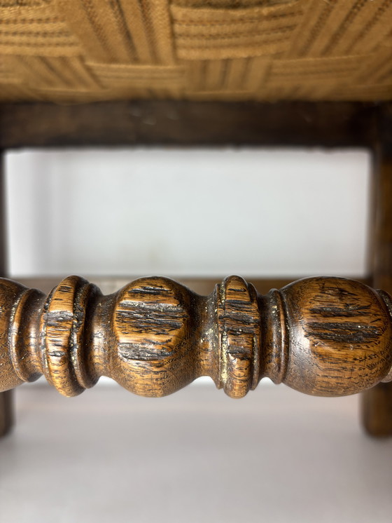 Image 1 of 🪑 Vintage eikenhouten armstoel met origineel leren bekleding (1920–1950)