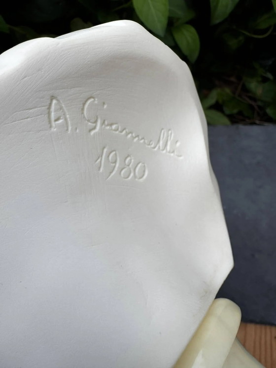Busto de alabastro de mujer, firmado Arnaldo Giannelli, fechado 1980. – Esculturas, Stone, Vintage (photo 3 of 11)
