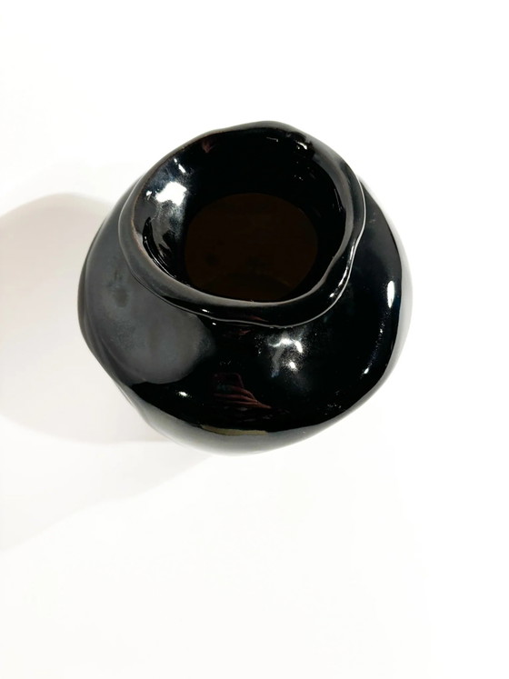 Vaso in ceramica nero dipinto italiano anni '80, forma ammaccata – Vasi, Italian Design (photo 3 of 6)