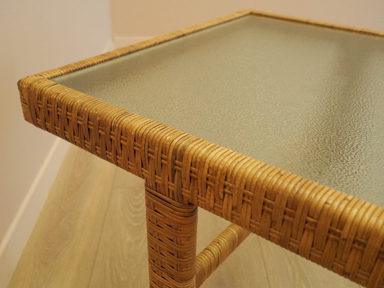 Image 1 of Table d'appoint en verre et osier, design danois, années 1970, fabriquée au Danemark