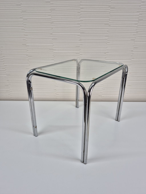 Table des années 1970. Table d'appoint vintage à structure tubulaire et plateau en verre.