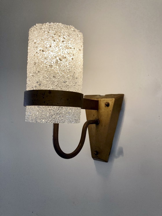 Image 1 of Drei Wandleuchten aus vergoldetem Metall und Plexiglas mit Eis-Effekt, 1960er-70er Jahre