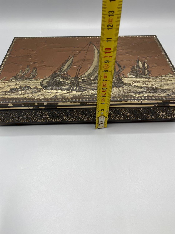 Metalen doos met reliëf, versierd met een Nederlands zeilbootje, koperkleurige patina, jaren 1950-1960 (photo 6 of 6)