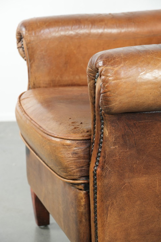 Image 1 of Karaktervolle schapenleren fauteuil met een mooie vintage look en een afwerking met siernagels