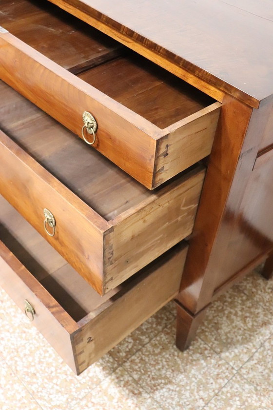 Image 1 of Cómoda antigua de nogal macizo, Italia, siglo XVIII