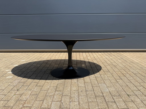 Mesa de comedor ovalada Knoll Tulip de 198 o 244 cm, laminada Feniks negra, Eero Saarinen