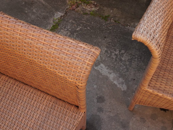 Image 1 of DEDON - tuinset, bestaande uit een tweezitsbank, een fauteuil en een salontafel.