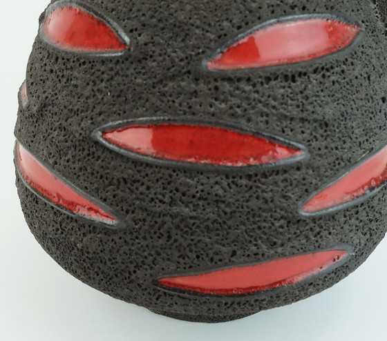 Image 1 of Jarrón de lava de mediados de siglo Cerámica Schlossberg de los años 70 Marrón con dibujo rojo brillante Modelo nº 64-25