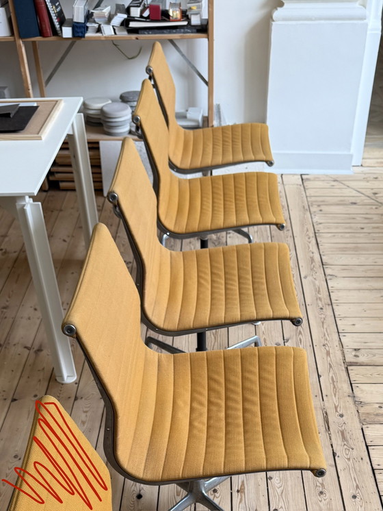 Image 1 of Set: 1x Bulo H2O Bureautafel met 4x Eames EA102 Herman Miller