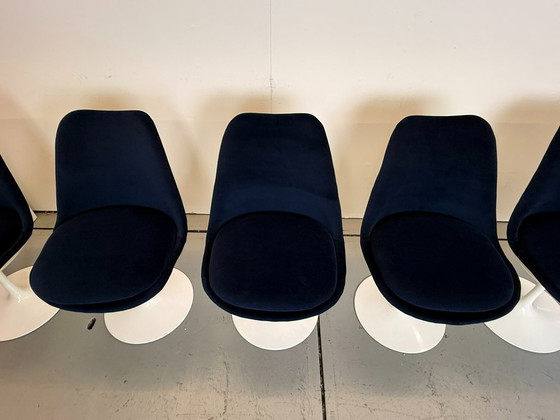 Image 1 of 6 sedie Seat Side rivestite in velluto blu, disegnate da Eero Saarinen per Knoll nel 1970.