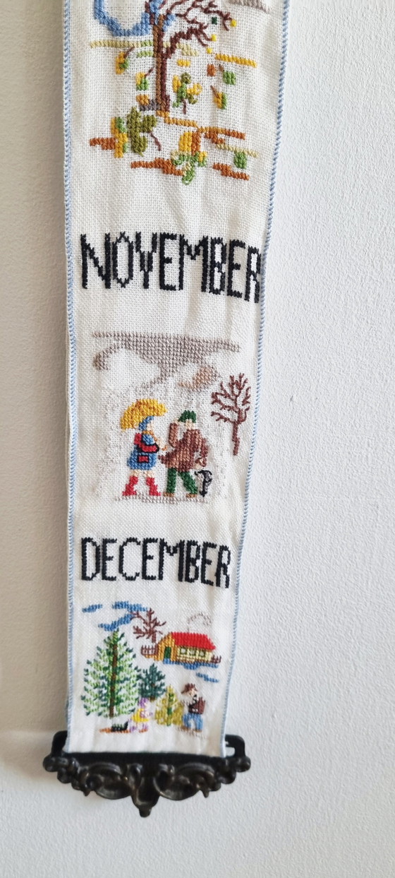 Image 1 of Calendario antiguo con campana de tirar