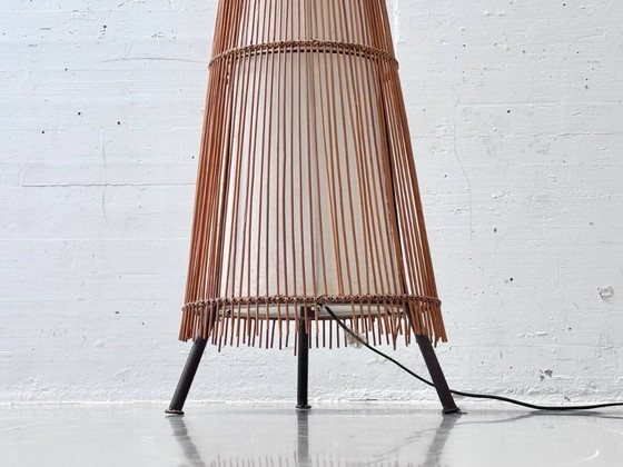 Image 1 of Franse vloerlamp van lichtgekleurd rotan en bamboe, jaren 60/70.