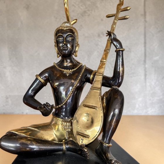 Image 1 of Bronzestatuenlampe im Stil der Mitte des 20. Jahrhunderts mit goldfarbenem Schirm