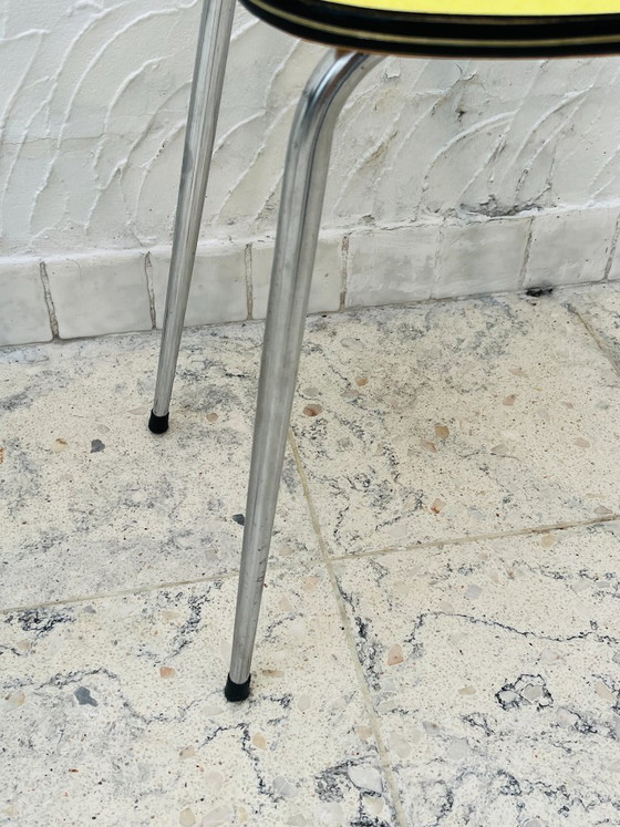 Image 1 of Een paar vintage chromen gele Formica keukenstoelen