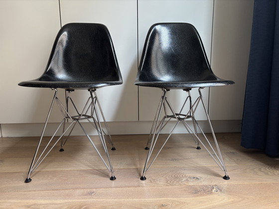 Image 1 of 2x Eames Miller DSR Glasvezel Side Chairs – Zwart