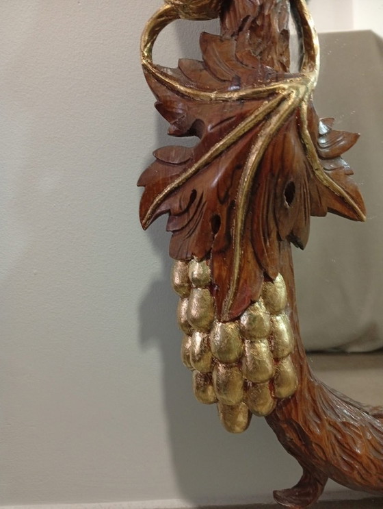 Image 1 of Belangrijke en spectaculair gebeeldhouwde wijnkelderspiegel