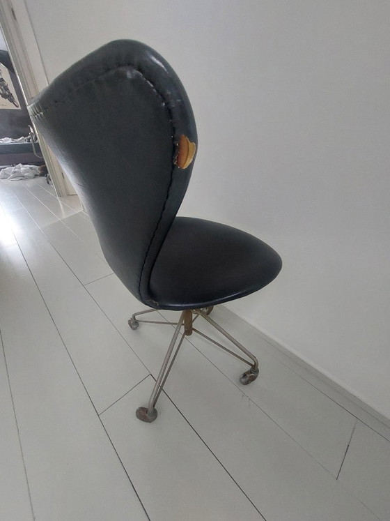 Sedia da ufficio Arne Jacobsen Series 7, nera, Fritz Hansen, Sedie da ufficio, Pelle, Metallo, Nero (foto 6 di 7)