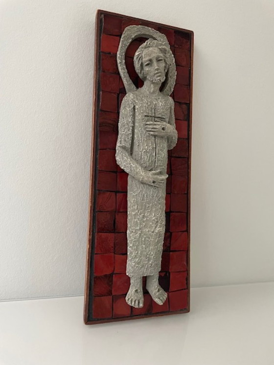 Image 1 of Figure du Christ en relief sur une plaque de mosaïque rouge