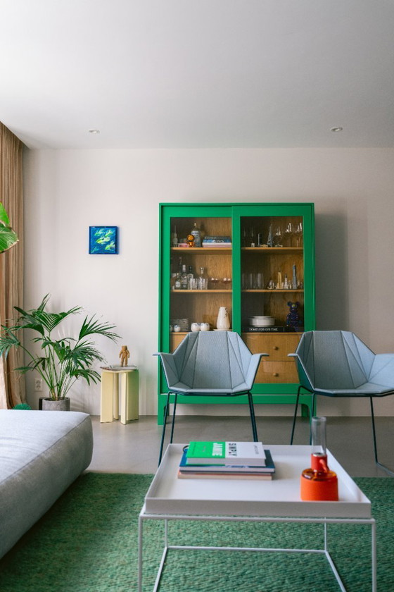 Image 1 of Vitrina de diseño / aparador para vajilla con aspecto de roble verde: llamativa y en muy buen estado.