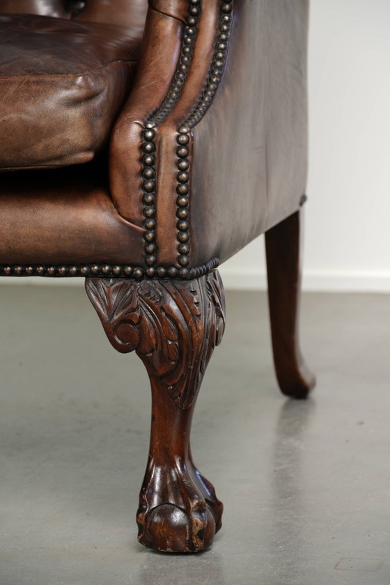 Charaktervoller alter englischer Chesterfield Ohrensessel aus Rindsleder mit schöner Patina und Details (photo 12 of 13)