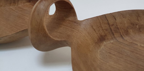 Image 1 of gesneden snuisterijenbakje van massief hout