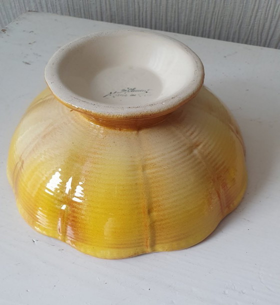 Image 1 of Te koop: Een schitterende, antieke fruitkom met deksel van de gerenommeerde Franse aardewerkfabriek Saint-Clément. Dit unieke st