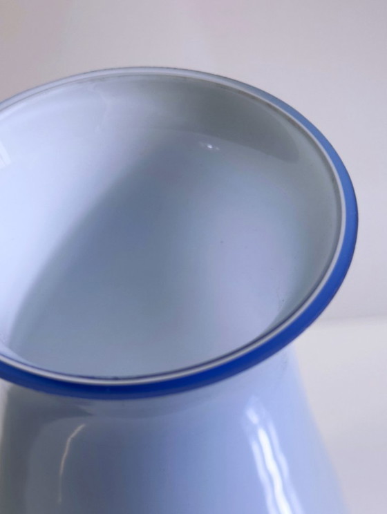 Image 1 of Vintage Italiaanse Murano glazen vaas, jaren 70 pastelblauw, melkglas, Opalina Filigrana