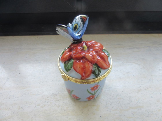 Image 1 of Boîte à bijoux en porcelaine avec couvercle et motif papillon, dans sa boîte d'origine réf. 120726