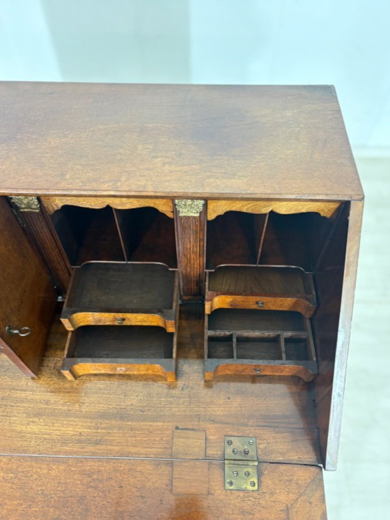 Image 1 of Secretair bureau in Engelse koloniale stijl, mahoniehouten kast, antiek, circa 1900.