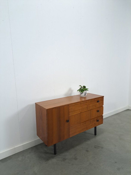 Image 1 of Zapatero con espacio de almacenamiento y tiradores negros.