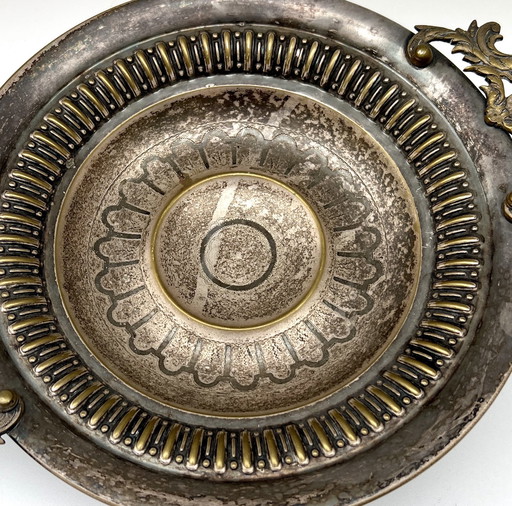 Cuenco con base plateada y asas de rocalla – estilo historicista