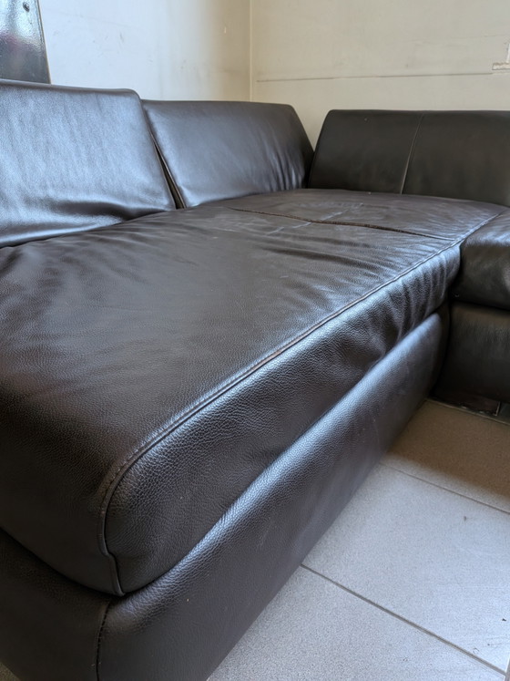 Image 1 of Conjunto de sofá seccional de cuero de diseño W. Schillig con sillón y otomana con espacio de almacenamiento.