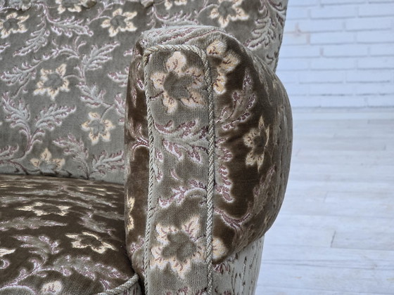 Image 1 of 1960er Jahre, dänischer Sessel, hellgrüner Möbelvelours, Beine aus Teakholz.