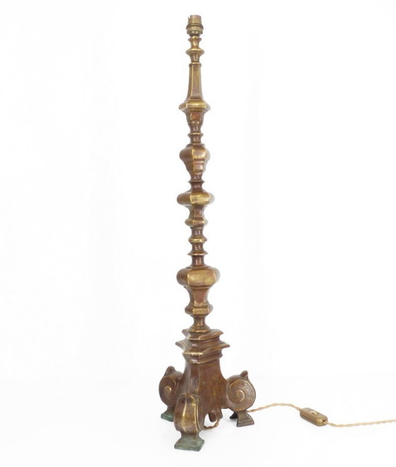 Image 1 of Lampe aus massiver Bronze, dreibeiniger Sockel mit Schnörkeln, neugotischer Stil, spätes 19. Jahrhundert