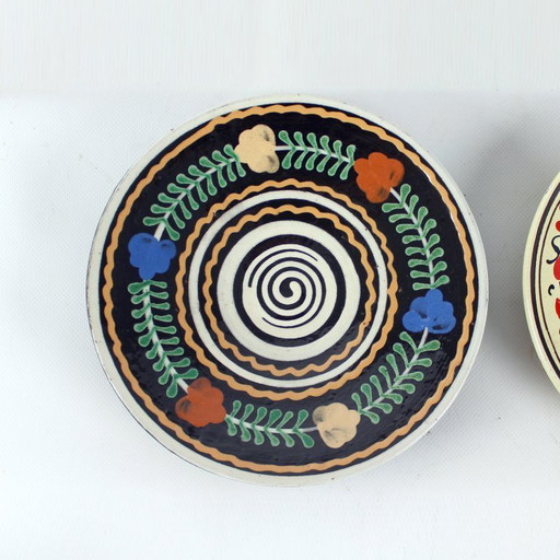Set van drie vintage keramische wandborden in volkskunststijl, Tsjechoslowakije en Roemenië, jaren 1950.