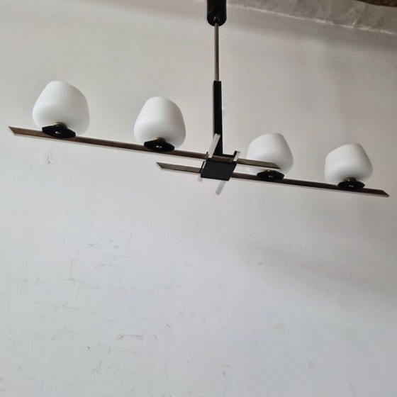 Image 1 of Lampada a sospensione vintage anni '50 di Arlus House in acciaio cromato e vetro opalino.