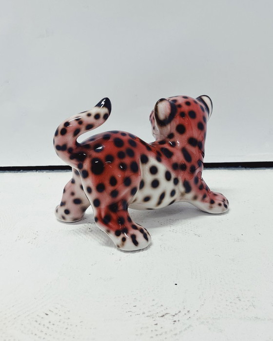 Image 1 of Cachorro de pantera de cerámica rosa