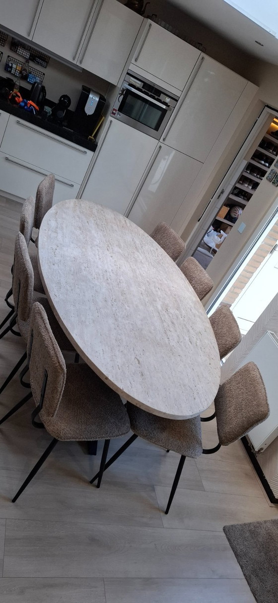 Image 1 of Mesa de comedor ovalada de travertino