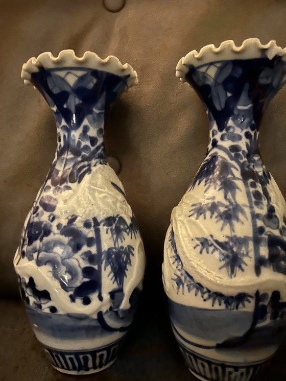 Image 1 of 2 antieke blauw witte Japanse Imari vazen 26cm met bewerkingen op het porselein 