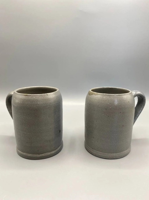 2 boccali da birra in gres smaltato al sale di Betschdorf, modello Remmy Fils, grigi e grigio-blu – servies