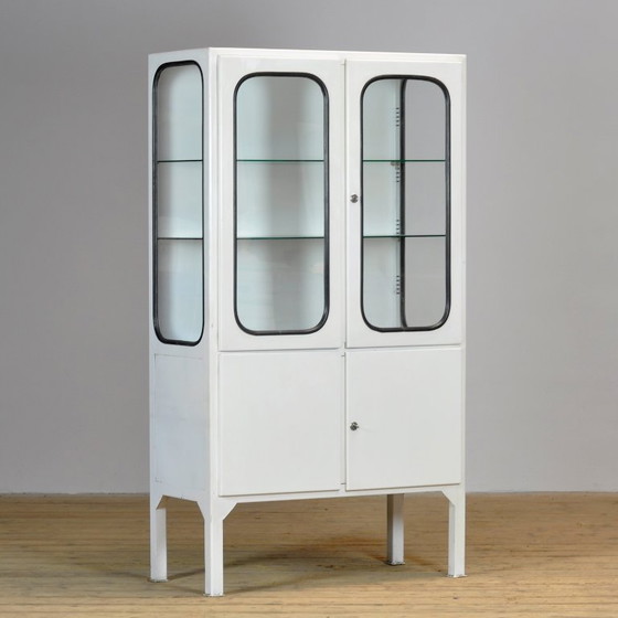Armoire médicale vintage, années 1970, Vitrines, Verre, Fer, Blanc, Industrieel (photo 2 sur 10)