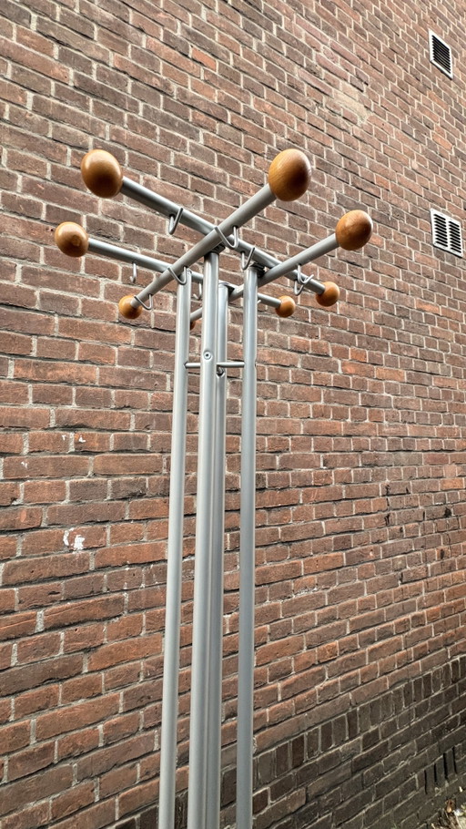 Eine antike, stehende Garderobe aus metallgrau lackiertem Metall mit Holzkugelknöpfen – kapstokken, Wood (photo 2 of 5)