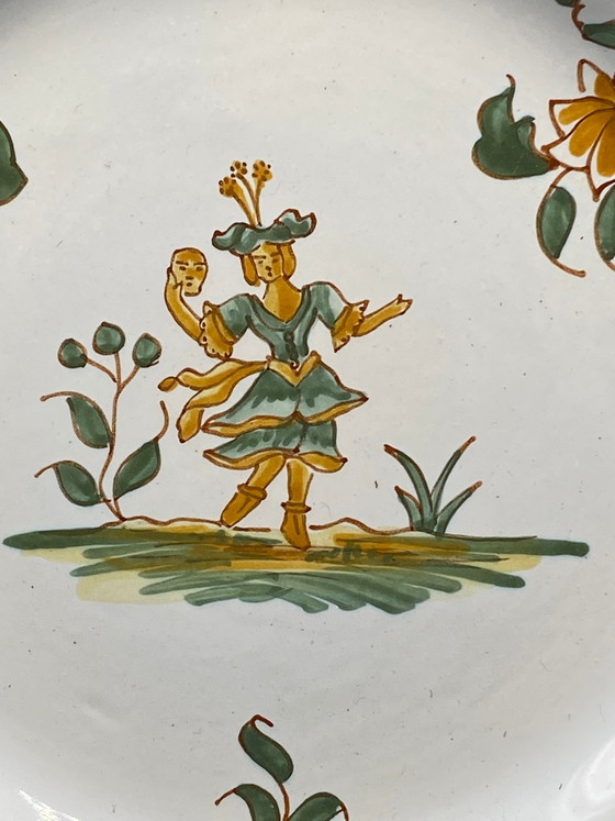 Assiette décorative en faïence – Grotesque avec masque dans le style des Moustiers – XXe siècle – Vaisselle (photo 2 of 4)