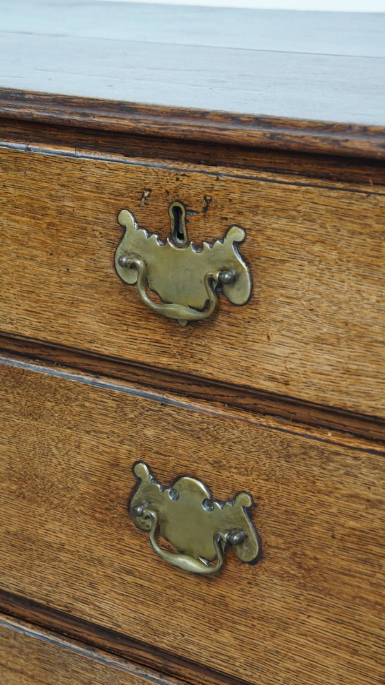 Image 1 of Commode ancienne en chêne anglais du XVIIIe siècle