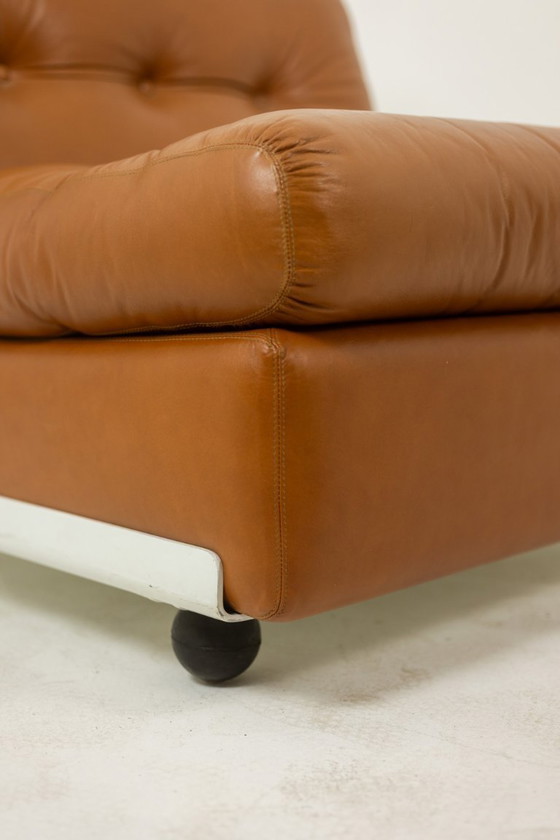 Image 1 of Mario Bellini, pour B&B  Fauteuil chauffeuse Amanta en cuir. Vers 1970
