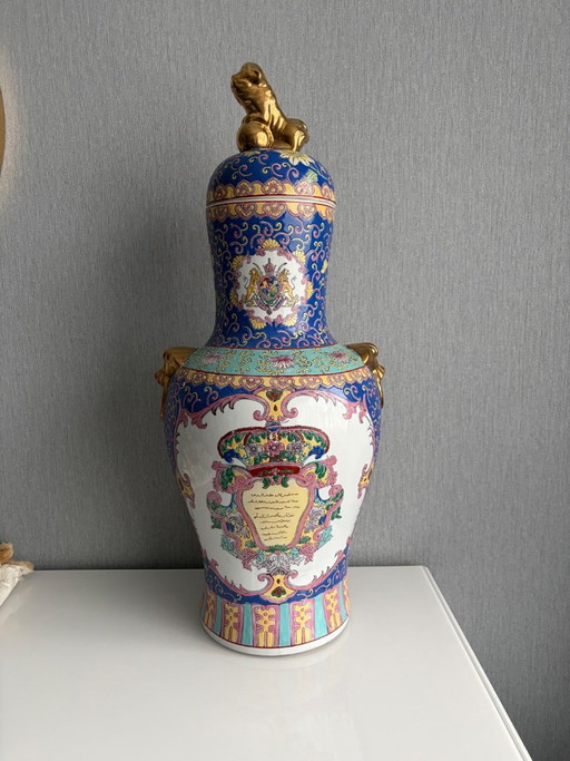 XXL Chinese porcelain lidded vase with cartouche (1970s) – vazen
