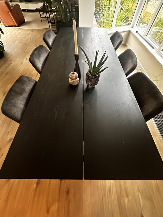 Mesa de comedor de roble macizo de 240 x 90 cm con patas metálicas en forma de mariposa. – Mesas de comedor (photo 3 of 6)
