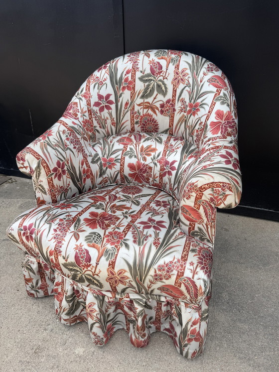 Image 1 of Poltrona antica a forma di fungo in raso floreale