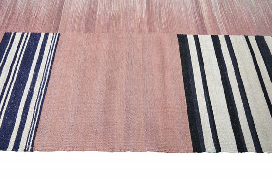 Image 1 of Handgewebter Designer Kelim Fars – 294 x 206 cm – Modernes Unikat in Rosé & Creme